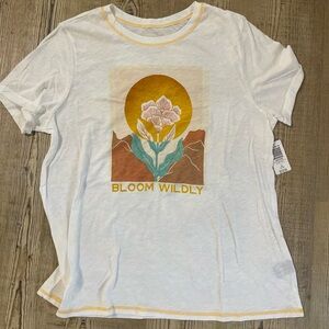 Torrid “Bloom Wildly” Floral Design Graphic Tee New w/Tags Size 1